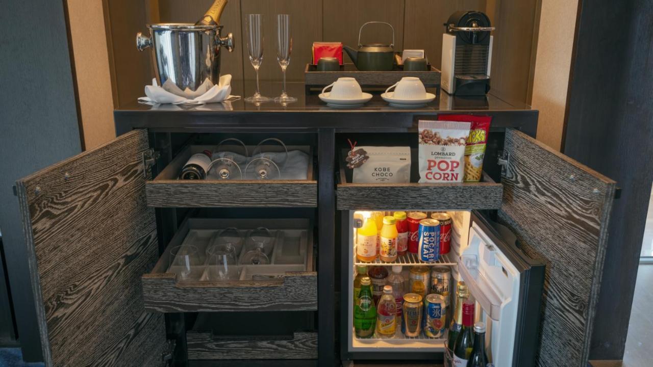 فندق أورينتال كوبه المظهر الخارجي الصورة A mini-bar in a hotel room