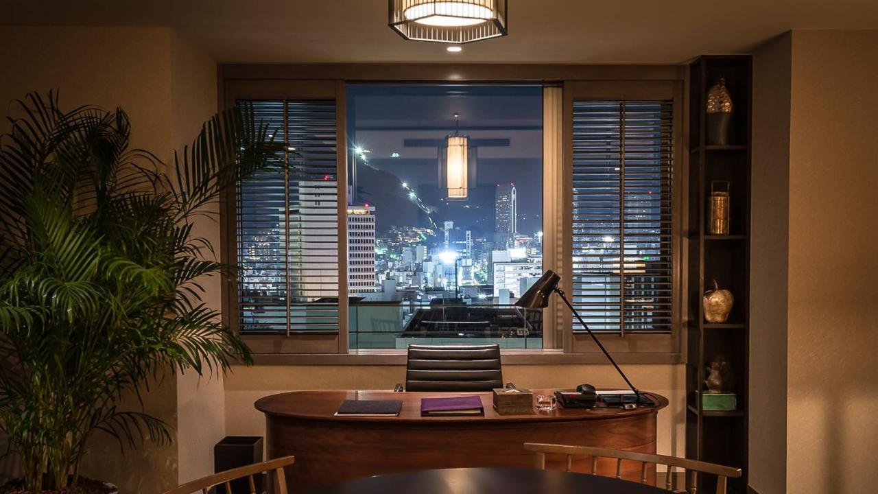 فندق أورينتال كوبه المظهر الخارجي الصورة A view of the Hong Kong skyline from the office of a private banker at the Mandarin Oriental, Hong Kong
