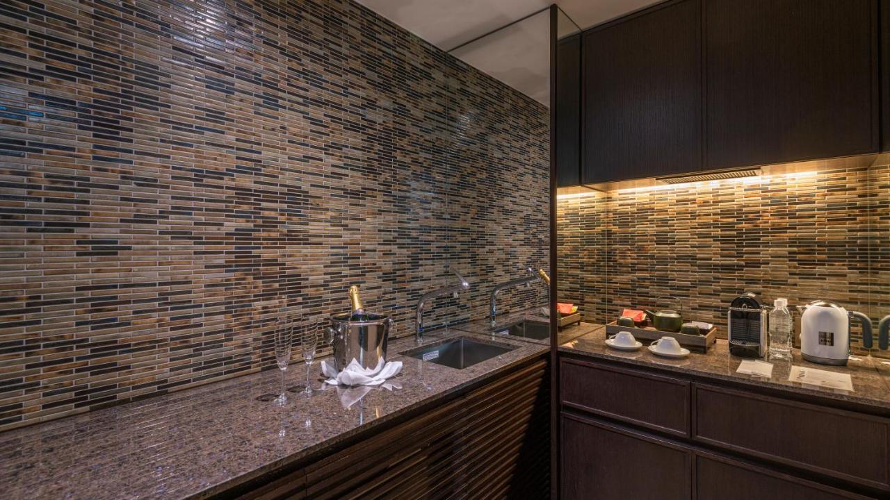 فندق أورينتال كوبه المظهر الخارجي الصورة A wet bar in a hotel suite