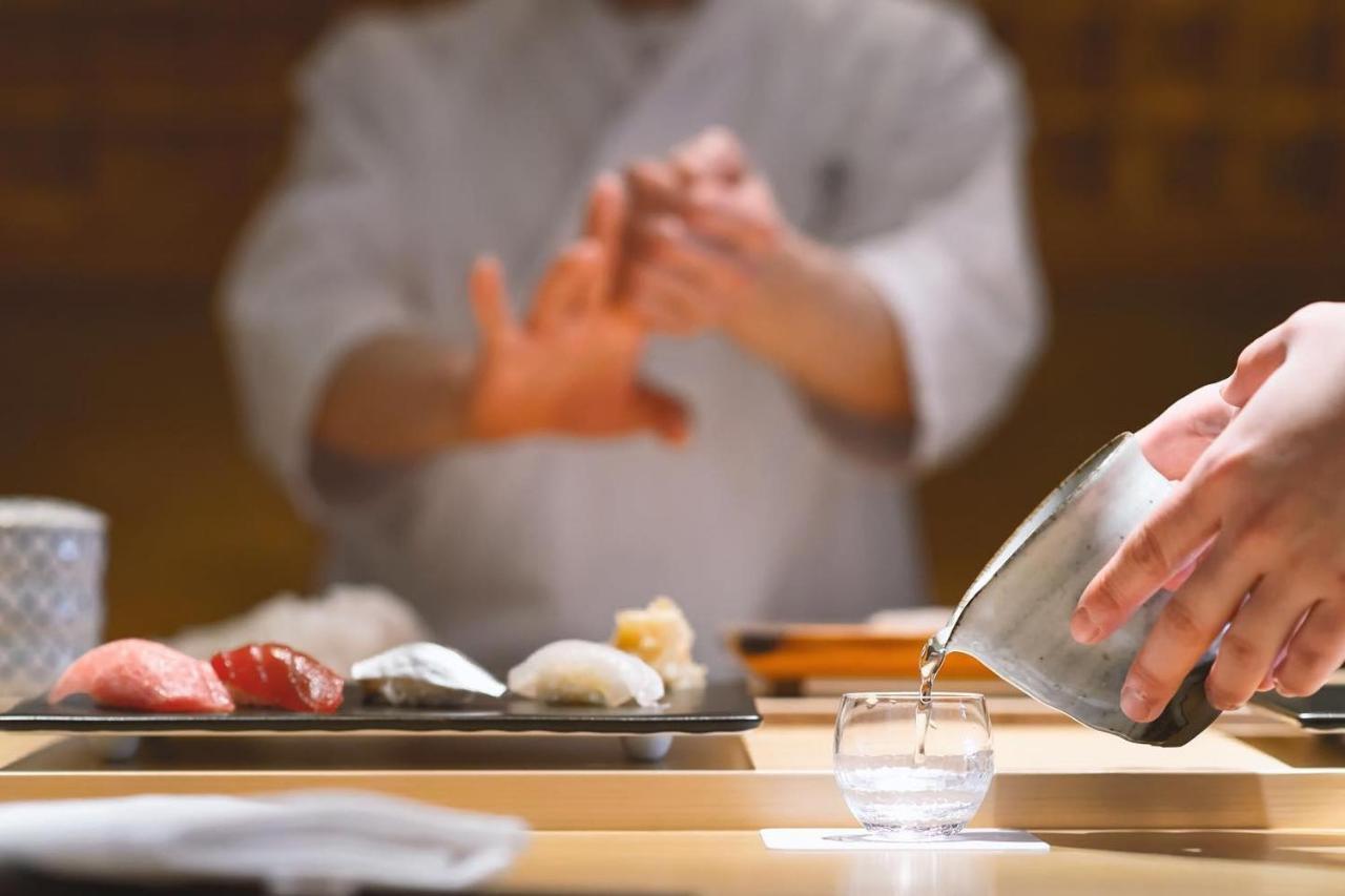فندق أورينتال كوبه المظهر الخارجي الصورة A sushi chef preparing sushi