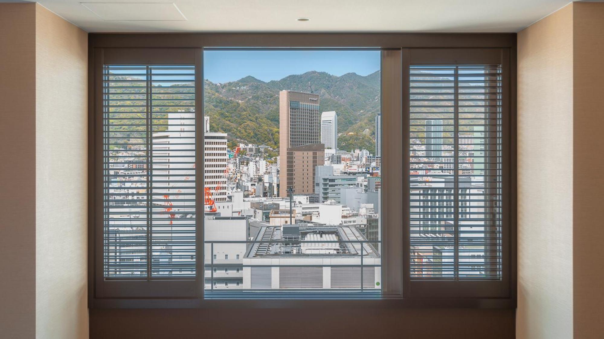 فندق أورينتال كوبه المظهر الخارجي الصورة A window with louvres